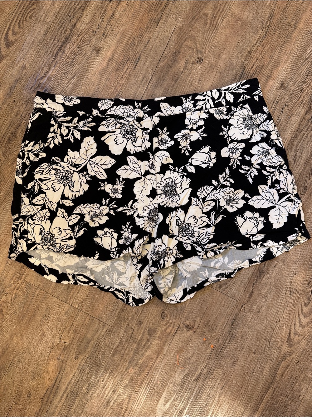 Old Navy Black & White Floral High Waist Women's Shorts